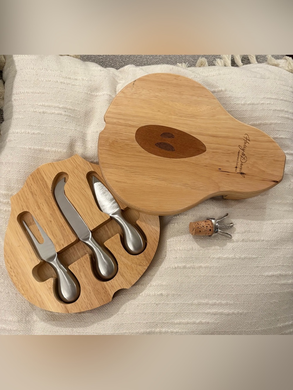 Harry & David Pear Shaped Cheese Board with Knives 🍷 🍐